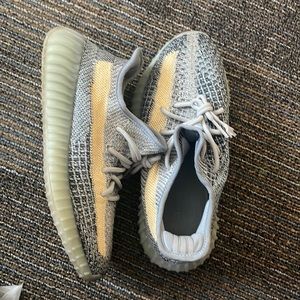 YEEZY 350 V2 ASH BLUE Size 6.5Y GS